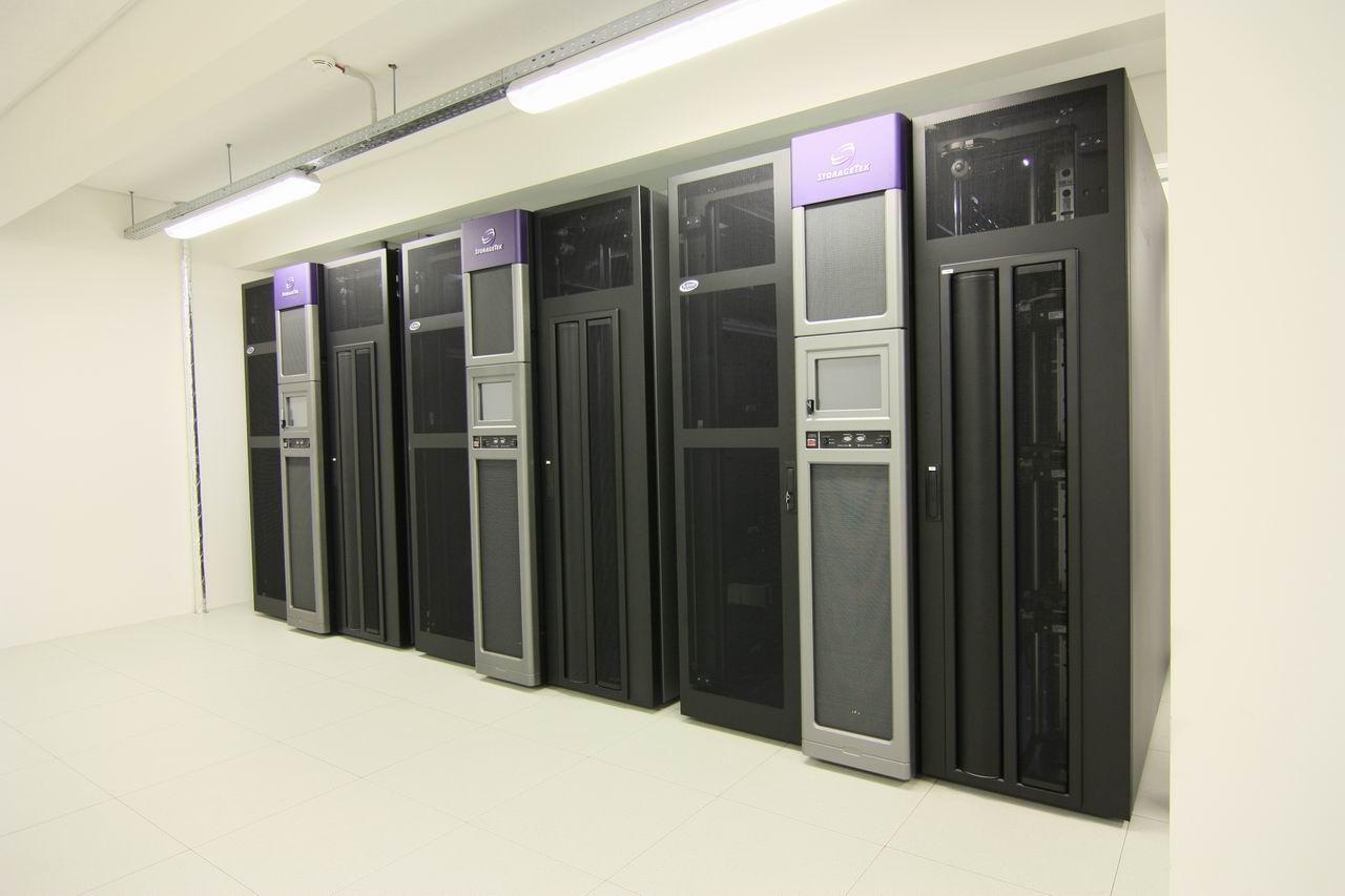 [11/12/2009] Deutsches Klimarechenzentrum HLRE2 Supercomputer (7)