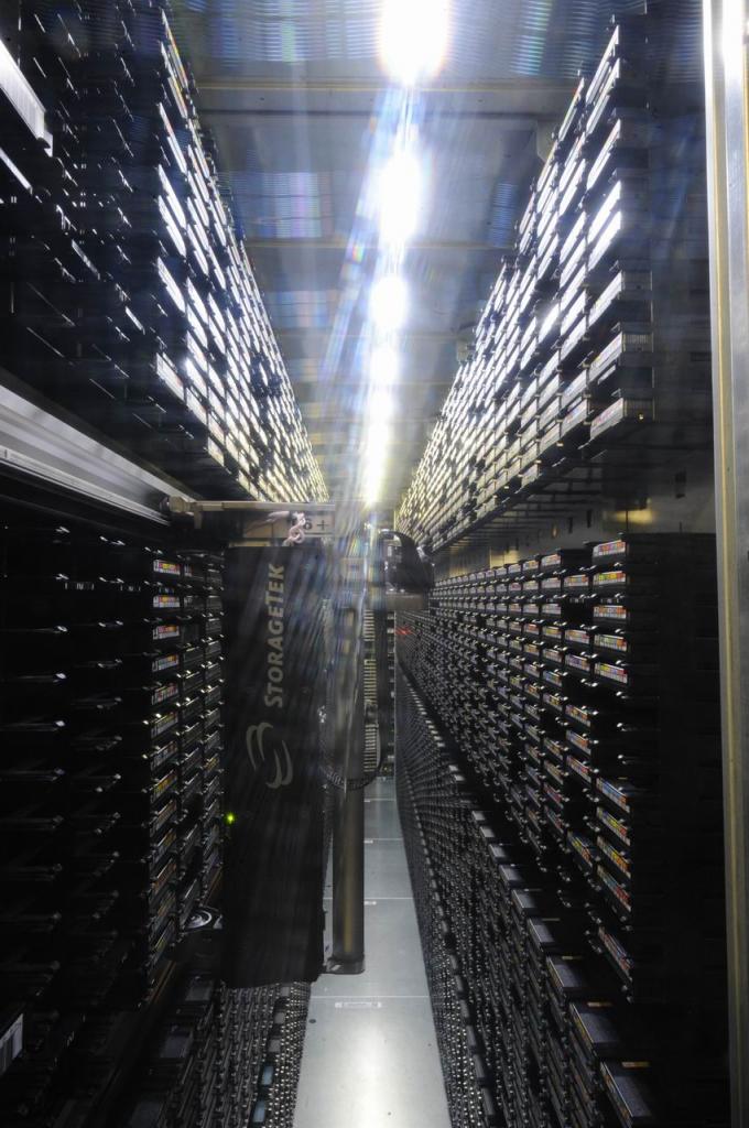 [11/12/2009] Deutsches Klimarechenzentrum HLRE2 Supercomputer (8)