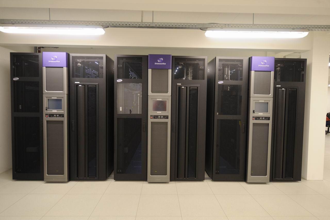 [11/12/2009] Deutsches Klimarechenzentrum HLRE2 Supercomputer (9)