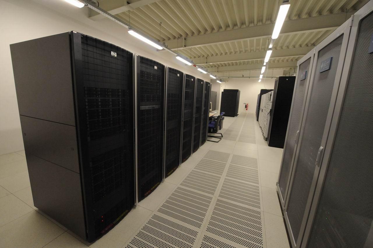 [11/12/2009] Deutsches Klimarechenzentrum HLRE2 Supercomputer (10)