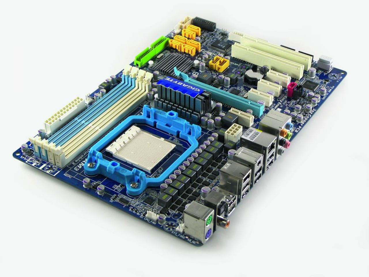 [23/12/2009] Gigabyte MA770-UD3, Sockel AM2+: Günstiger geht es kaum: Wenn Sie einen schlichten Spiele-PC wollen, ist das 55 Euro günstige MA770-UD3 ideal. Es bietet eine ordentliche Ausstattung sowie eine sehr gute CPU-Lüftersteuerung und eignet sich sogar für vorsichtige OC-Versuche. Wir empfehlen dazu vier GiByte DDR2-800-RAM für rund 65 Euro.