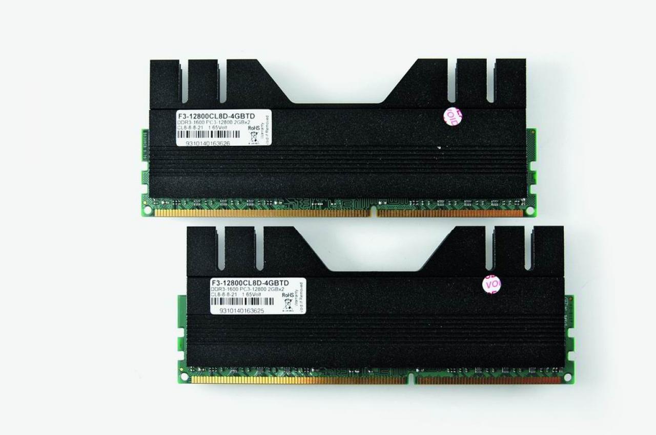 [23/12/2009] G.Skill Trident F3-12800CL8D-4GBTD: Das Trident-Kit ist für den DDR3-1600-Modus mit den Latenzen 8-8-8-21 bei 1,65 Volt vorgesehen. Damit lief es auf den im Test verwendeten Sockel-1156- und Sockel-AM3-Boards stabil, bei der AM3-Platine mussten wir nur die Spannung auf 1,75 Volt anheben. Alternativ ist der DDR3-1333-Modus mit 7-7-7-21 bei 1,65 Volt stabil.