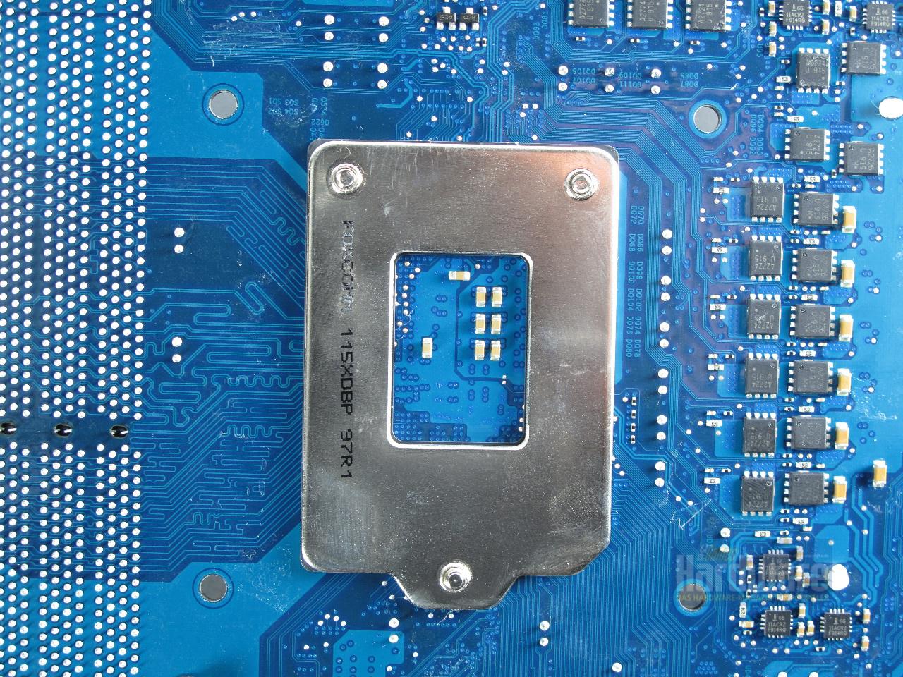 [29/12/2009] Gigabyte P55-UD6: Sockel-Backplate von Foxconn