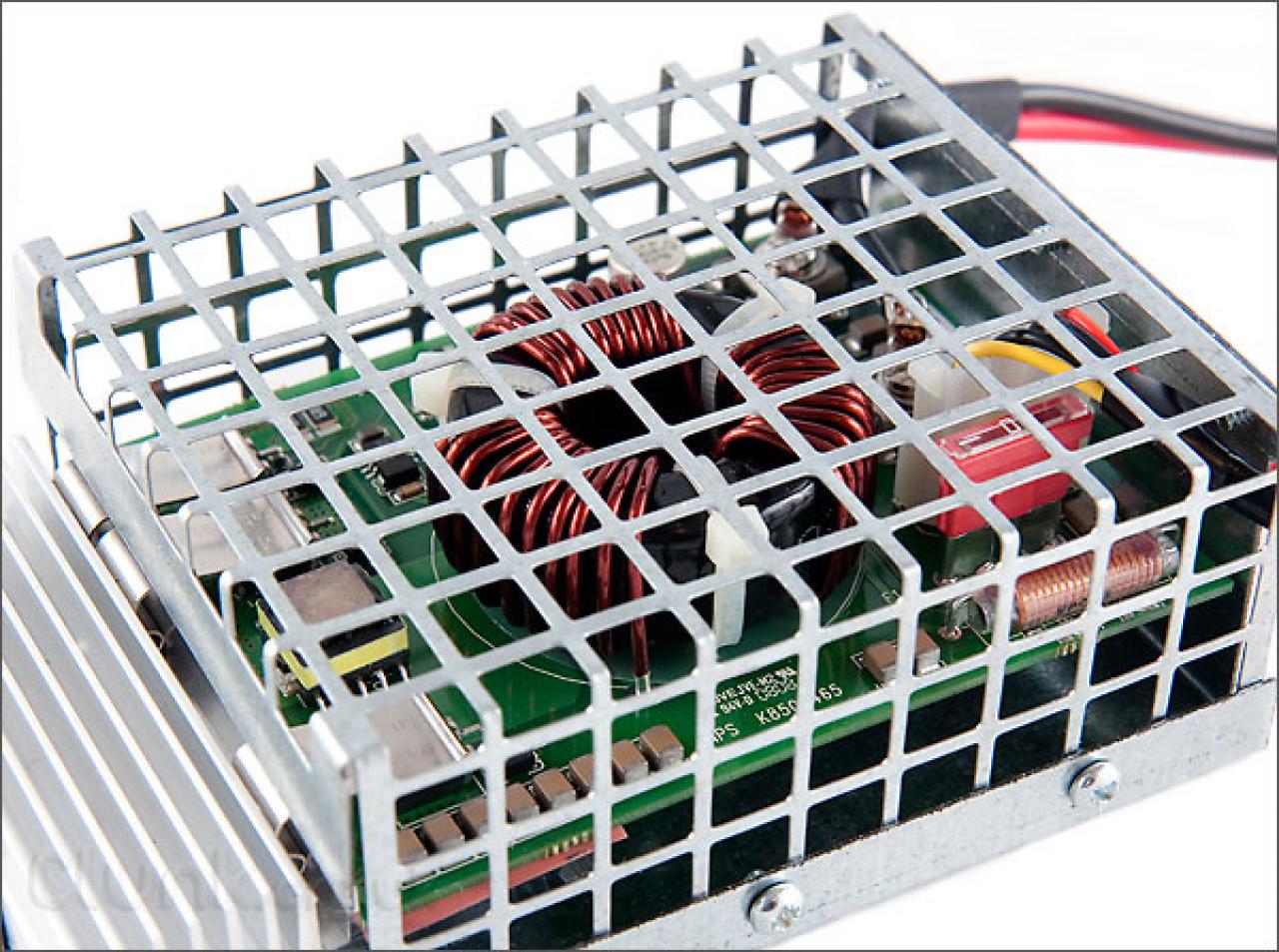 [30/12/2009] LMX-CPU-Kühler von Danamics im Review. Hier: Der Power Booster versorgt die Pumpe mit Strom. (18)