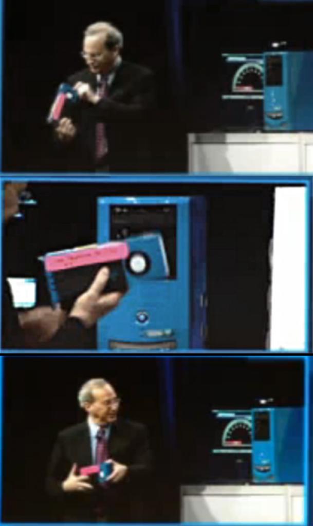 [01/12/2009] Das vollständige Larrabee-Prototyp-Board wird von Rattner in die Kameras gehalten.