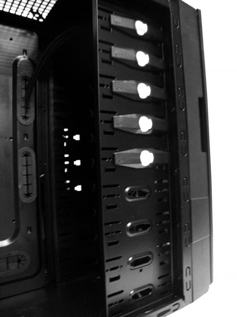 [22/12/2009] Gehäuse: NZXT präsentiert Hades (3)