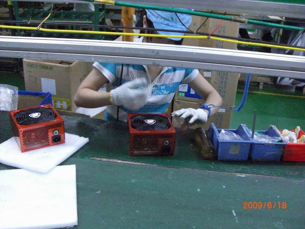 [23/12/2009] Weitere Bilder aus der Netzteilfertigung bei Cougar (23)
