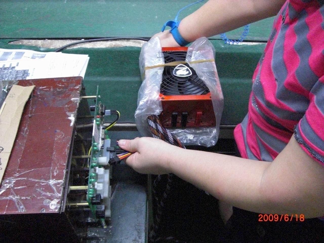[23/12/2009] Weitere Bilder aus der Netzteilfertigung bei Cougar (24)