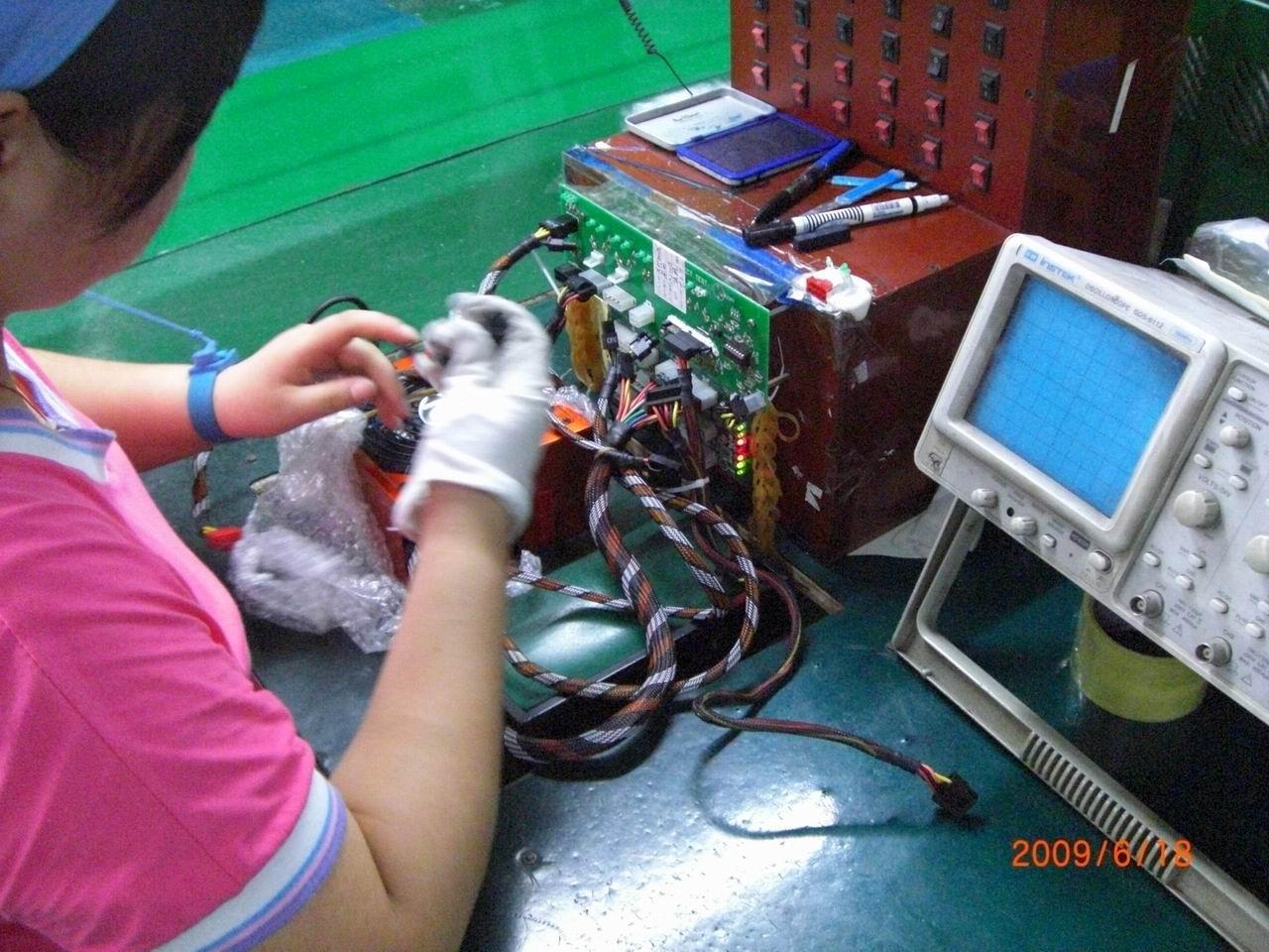[23/12/2009] Weitere Bilder aus der Netzteilfertigung bei Cougar (27)