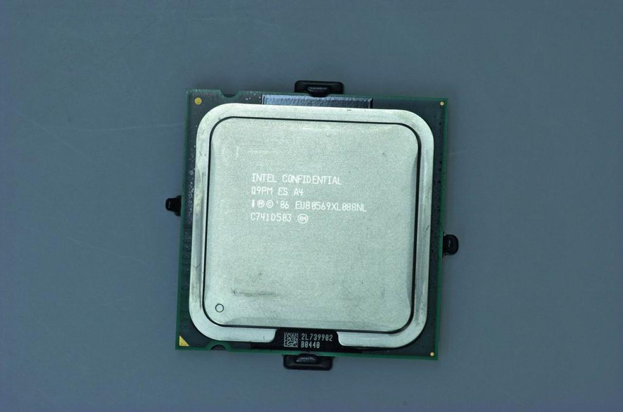 [16/12/2009] AMD Phenom II X4 965 BE: Mit 3,4 GHz ist der Phenom II X4 965 der am höchsten getaktete AMD-Prozessor. Der offene Multiplikator erlaubt eine weitere Steigerung der Taktfrequenz, im neuen C3-Stepping erreichten wir so fast 4 GHz. Achten Sie unbedingt auf das neue Stepping, mit dem die Verlustleistung noch im Rahmen bleibt (125 statt 140 Watt).