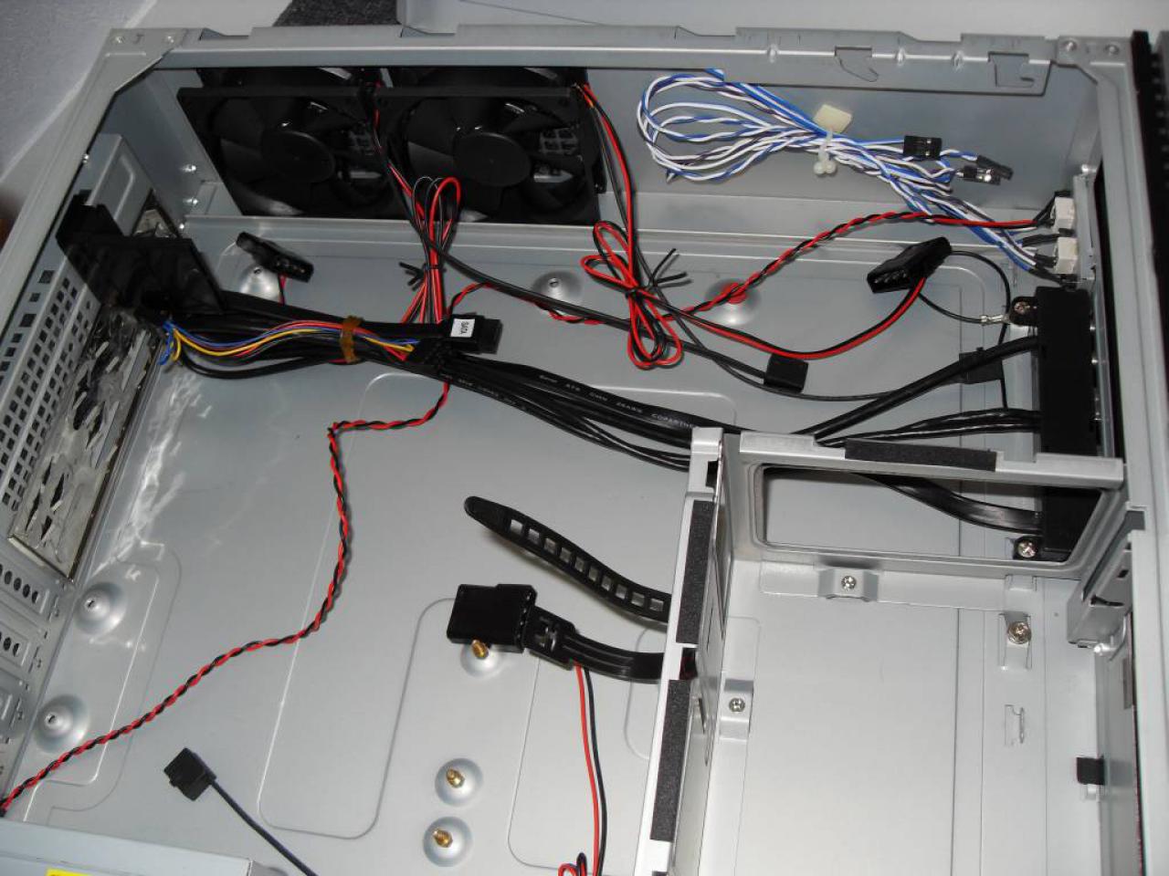 [13/12/2009] PC Games Hardware Extreme: HTPC mit Netzteil-Sleeving (9)