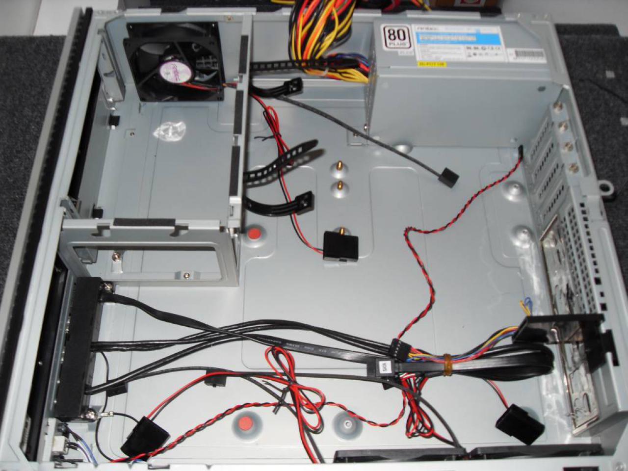 [13/12/2009] PC Games Hardware Extreme: HTPC mit Netzteil-Sleeving (11)