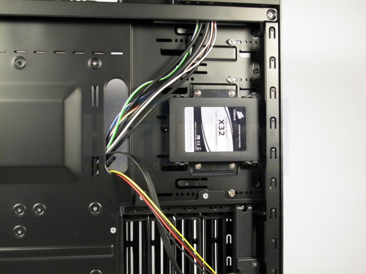 [04/12/2009] Auf der Rückseite des Laufwerkkäfigs kann eine 2,5-Zoll-Festplatte oder eine entsprechend dimensionierte SSD untergebracht werden.