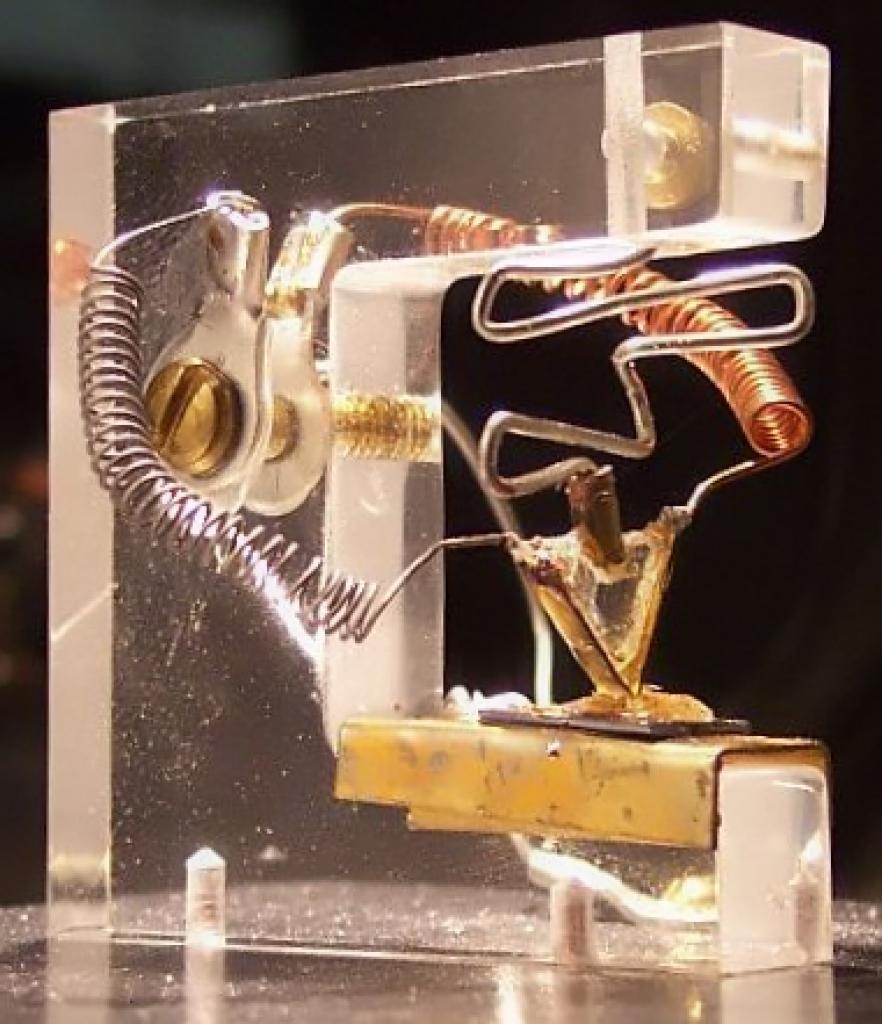 [15/12/2009] Nachbau des ersten Transistors im Nixdorf-Museum