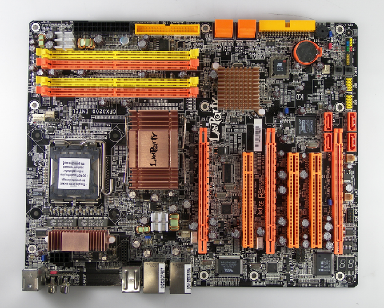 [08/01/2010] Durch das Geschäft wurden Intel-Mainboards mit Ati-Chipsatz möglich, hier das DFI Lanparty ICFX3200-T2RG mit Ati RD600