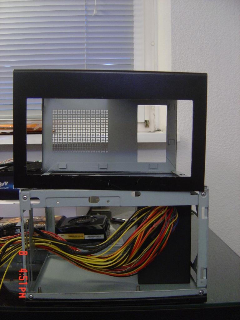 [09/01/2010] Tolles Casemod-Projekt: Schnelles, LAN-taugliches Mini-ITX-System mit Wakü (27)