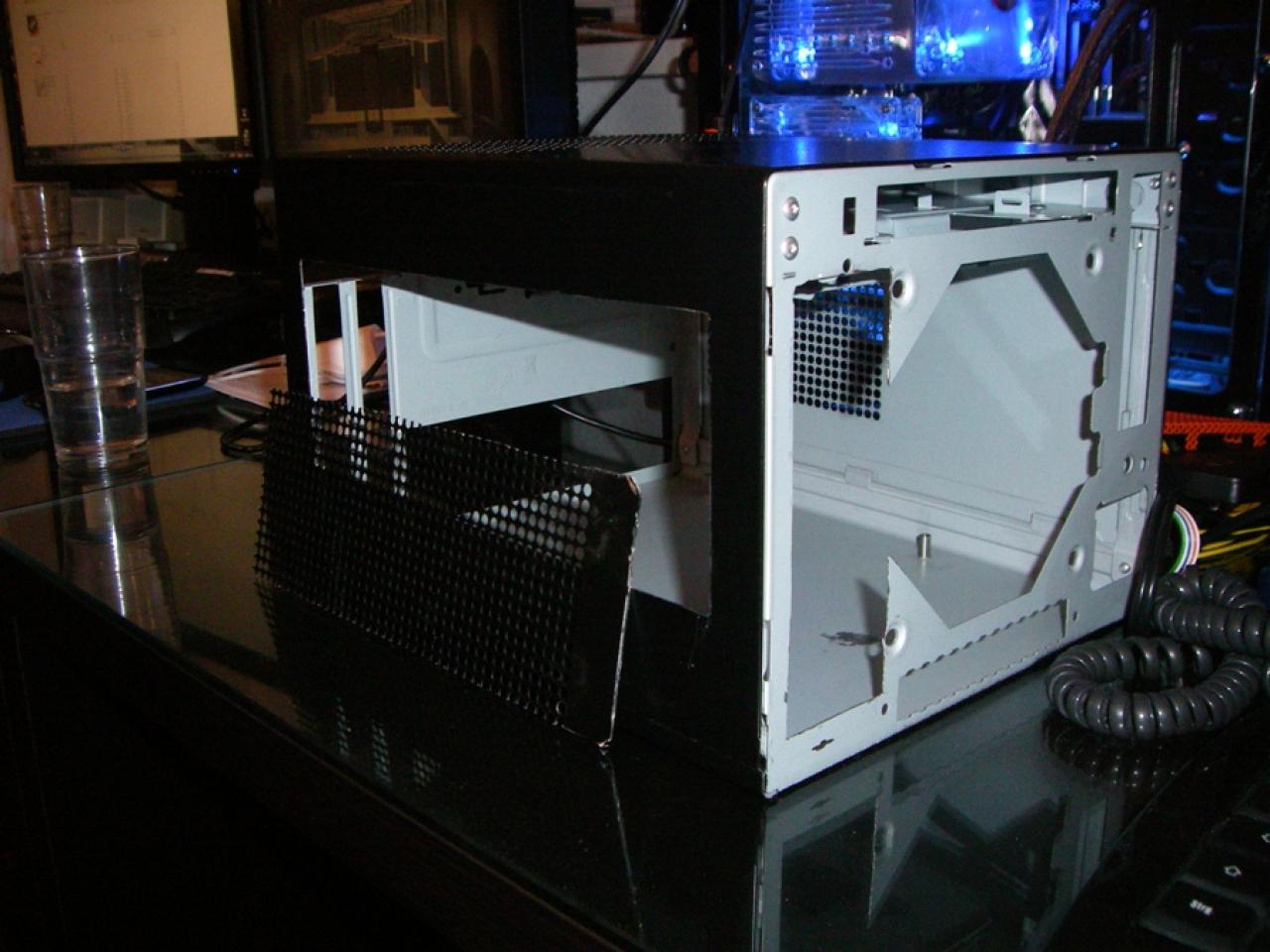 [09/01/2010] Tolles Casemod-Projekt: Schnelles, LAN-taugliches Mini-ITX-System mit Wakü (6)