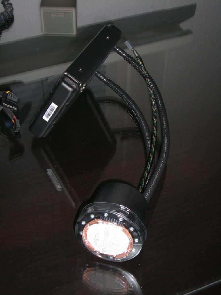 [09/01/2010] Tolles Casemod-Projekt: Schnelles, LAN-taugliches Mini-ITX-System mit Wakü (16)