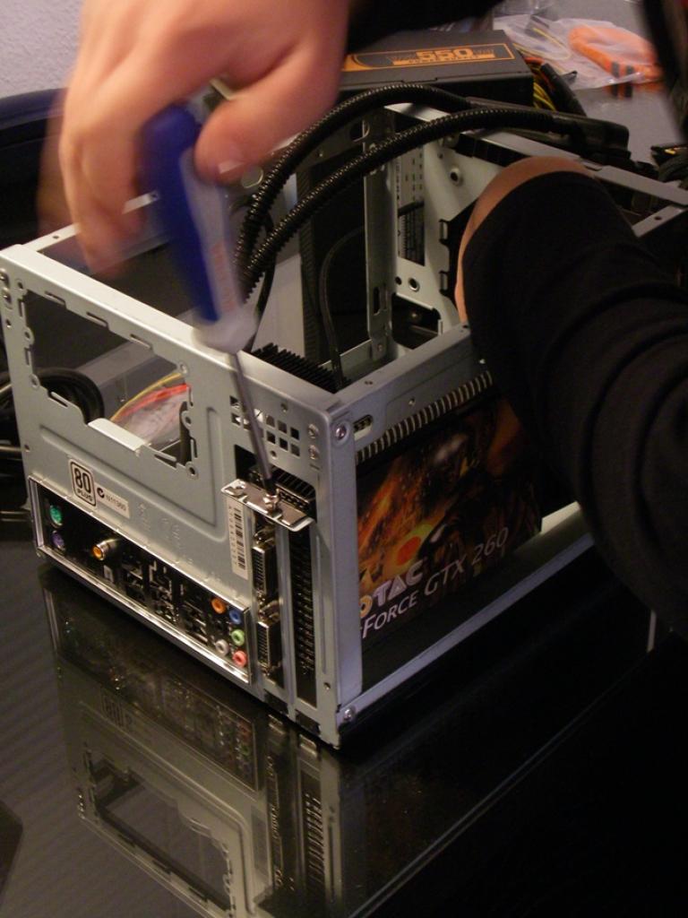 [09/01/2010] Tolles Casemod-Projekt: Schnelles, LAN-taugliches Mini-ITX-System mit Wakü (19)