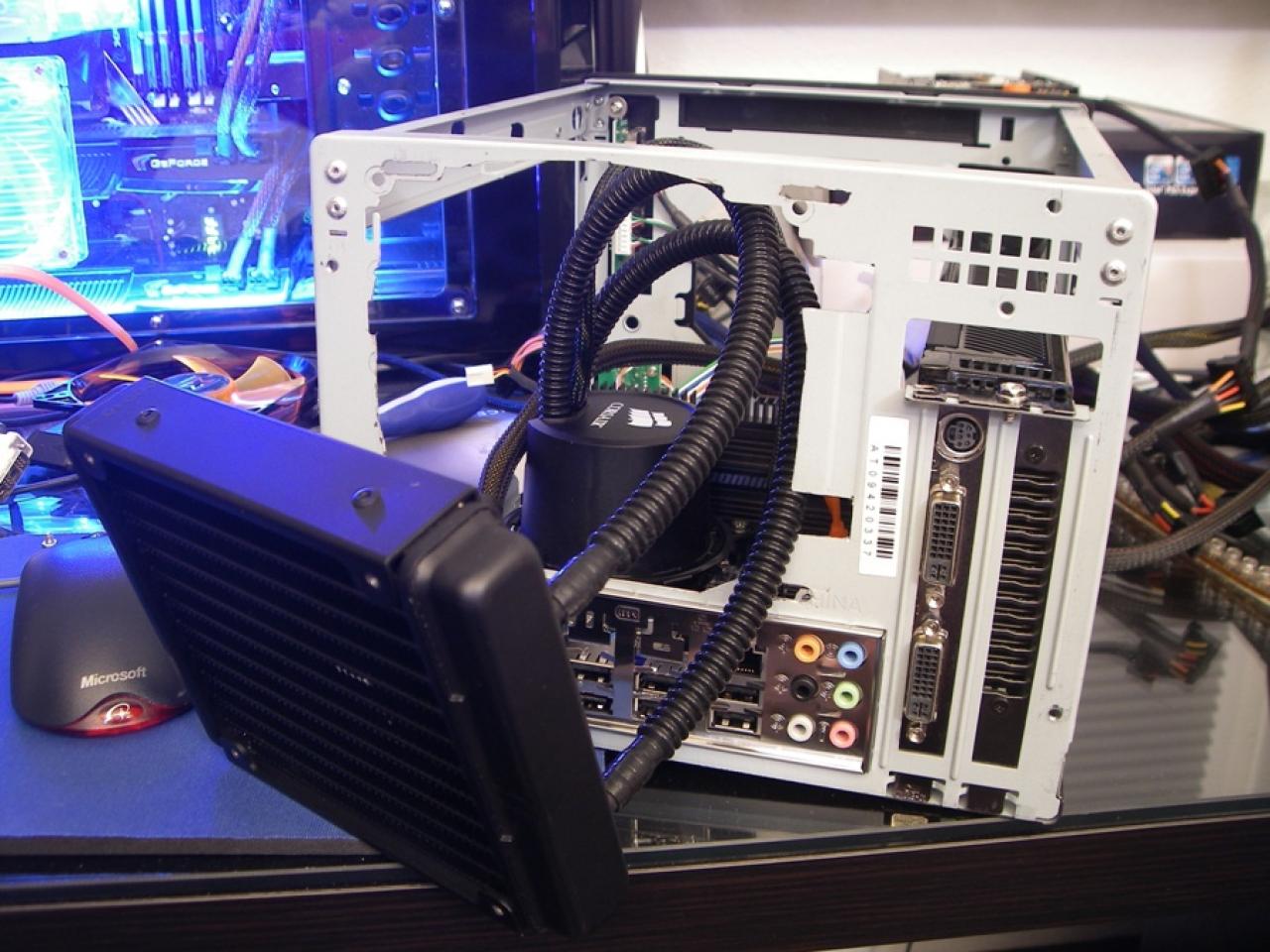 [09/01/2010] Tolles Casemod-Projekt: Schnelles, LAN-taugliches Mini-ITX-System mit Wakü (23)