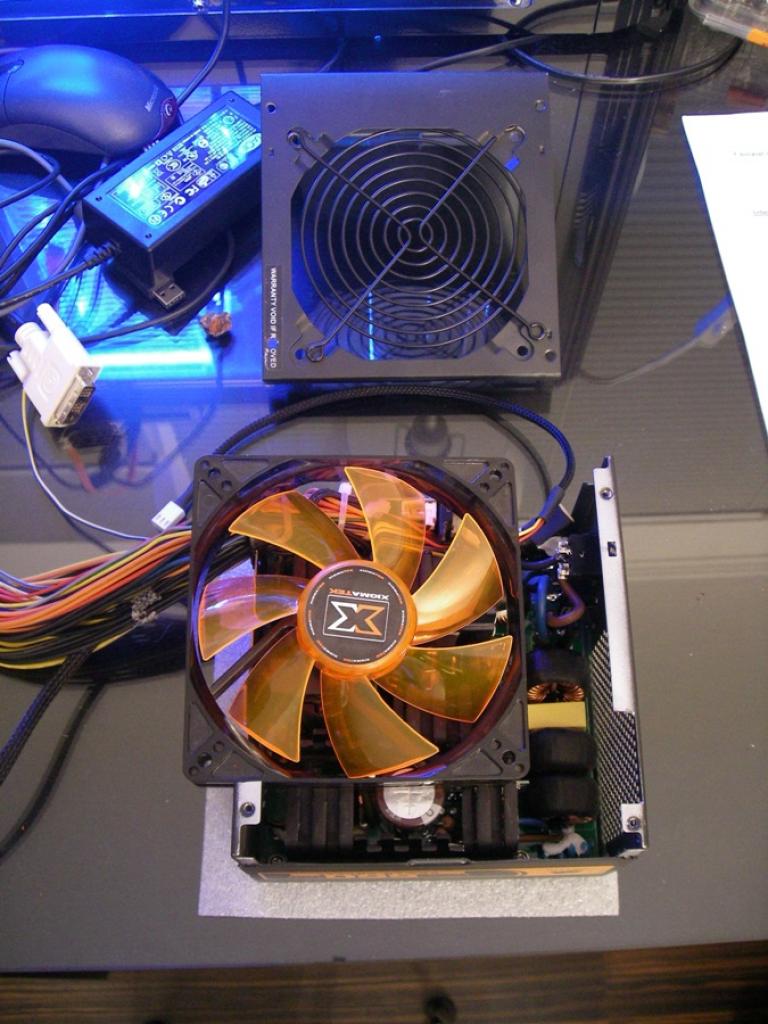 [09/01/2010] Tolles Casemod-Projekt: Schnelles, LAN-taugliches Mini-ITX-System mit Wakü (31)