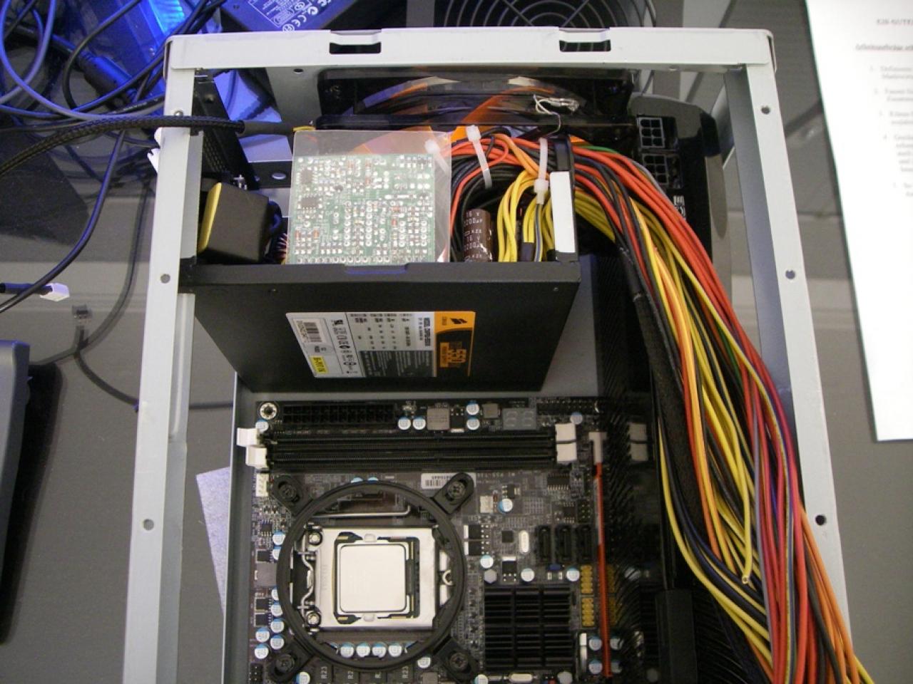 [09/01/2010] Tolles Casemod-Projekt: Schnelles, LAN-taugliches Mini-ITX-System mit Wakü (32)