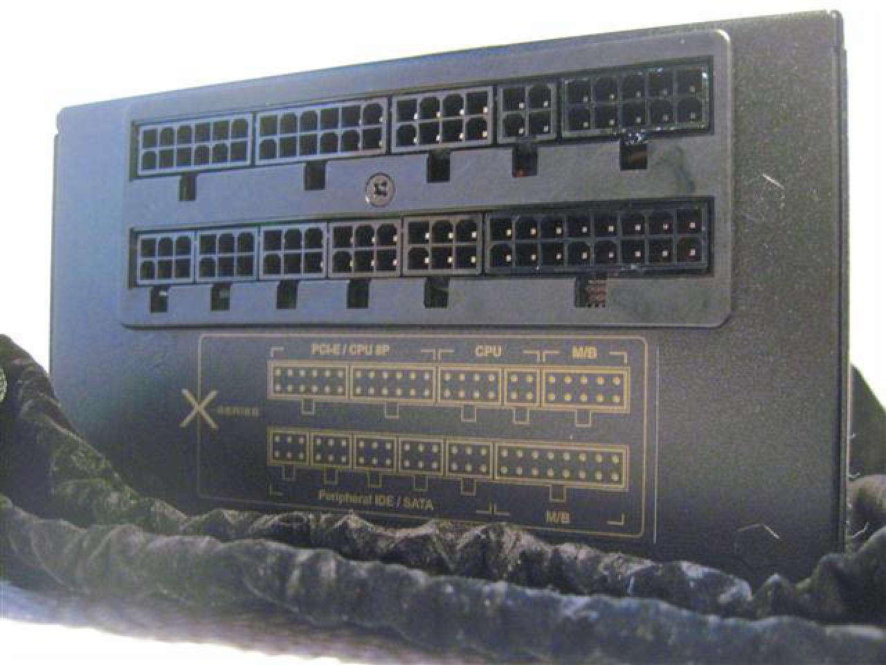 [23/01/2010] Sehenswerte Silverstone-Fortress-FT02-Casemod (8)