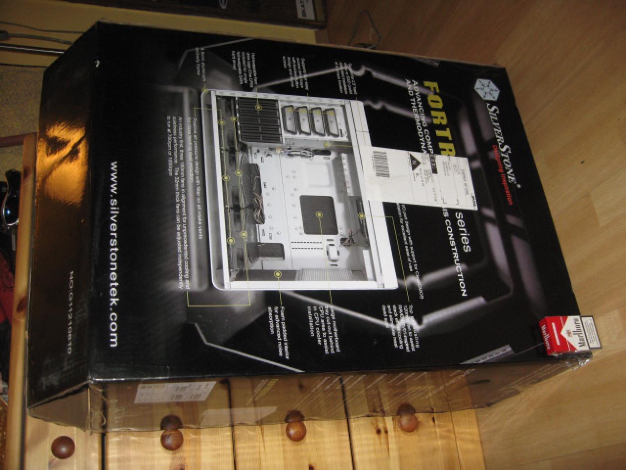 [23/01/2010] Sehenswerte Silverstone-Fortress-FT02-Casemod (9)