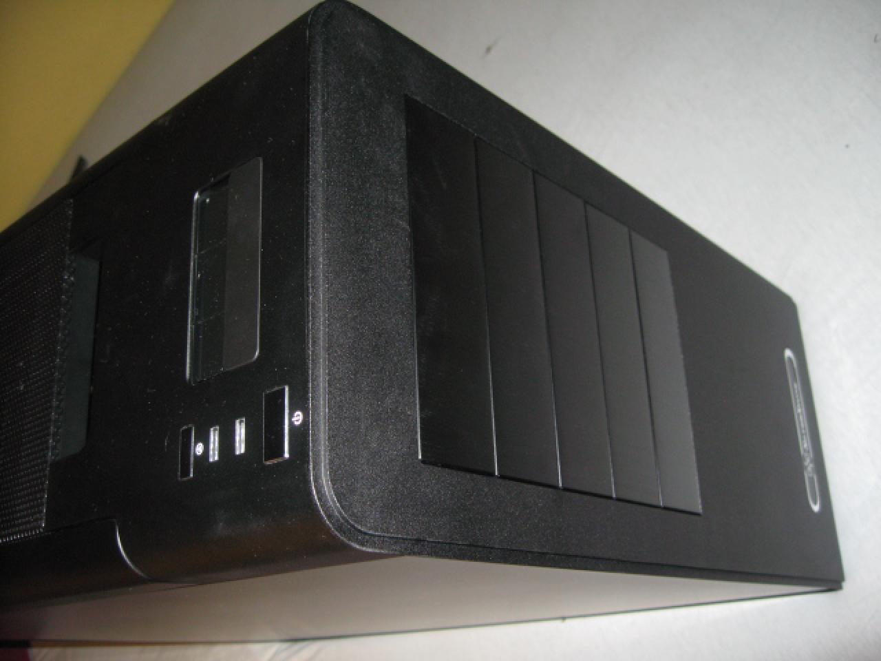 [23/01/2010] Sehenswerte Silverstone-Fortress-FT02-Casemod (10)