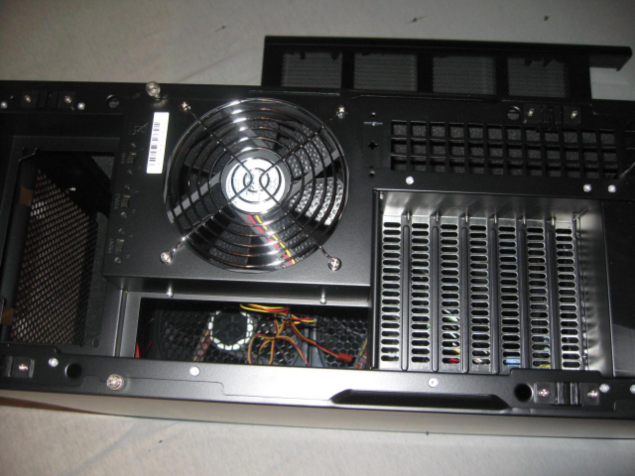 [23/01/2010] Sehenswerte Silverstone-Fortress-FT02-Casemod (11)