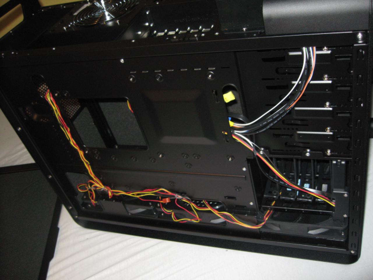 [23/01/2010] Sehenswerte Silverstone-Fortress-FT02-Casemod (12)