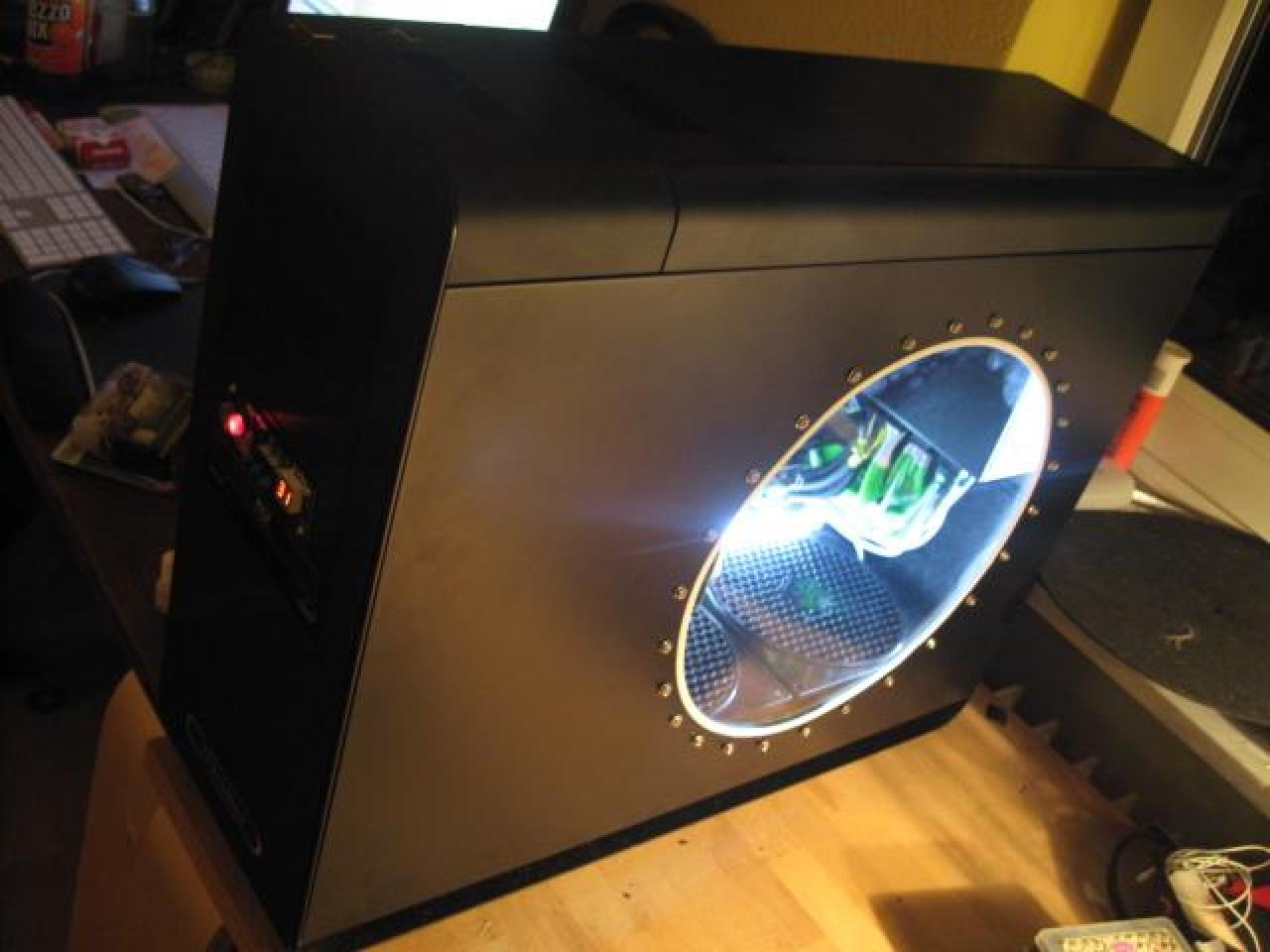 [23/01/2010] Sehenswerte Silverstone-Fortress-FT02-Casemod (31)