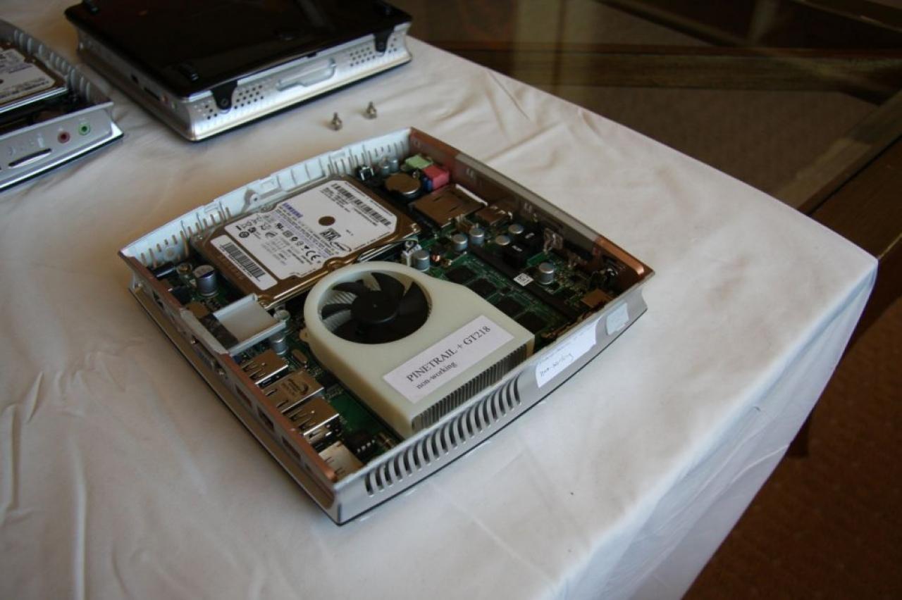 [11/01/2010] Geöffnetes Gehäuse eines Pinetrail-PCs mit Ion-2-GPU von Zotac