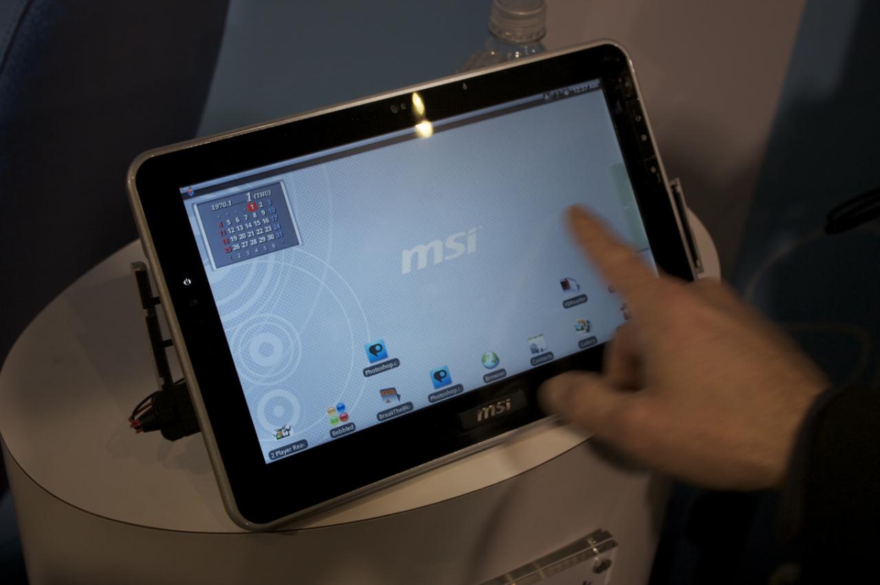 [08/01/2010] Die Grenzen zwischen E-Reader und Tablet-PC verschwimmen etwas bei diesem Gerät, das zur Abwechslung unter dem Android-Betriebssystem von Google läuft. Dank des verbauten, brandneuen Nvidia-Tegra-Chips spielt das System selbst HD-Videos bis zu 16 Stunden lang mit nur einer einzigen Batterieladung ab. Der Kreativität sind ansonsten keine Grenzen gesetzt - wie wäre ein Einsatz als schlaue Universalfernbedienung? Angepeilter Kostenpunkt soll gerade mal 300 Euro sein. (6)