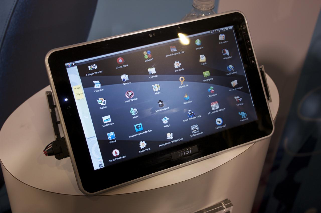 [08/01/2010] Die Grenzen zwischen E-Reader und Tablet-PC verschwimmen etwas bei diesem Gerät, das zur Abwechslung unter dem Android-Betriebssystem von Google läuft. Dank des verbauten, brandneuen Nvidia-Tegra-Chips spielt das System selbst HD-Videos bis zu 16 Stunden lang mit nur einer einzigen Batterieladung ab. Der Kreativität sind ansonsten keine Grenzen gesetzt - wie wäre ein Einsatz als schlaue Universalfernbedienung? Angepeilter Kostenpunkt soll gerade mal 300 Euro sein. (7)