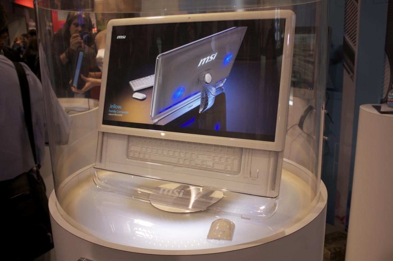 [08/01/2010] Dieser All-in-One-Computer hat es in sich. Genauer gesagt: das Keyboard. Wer mal nicht auf dem Touchscreen herumdrücken möchte, fährt die Frontblende nach oben und schnappt sich eine schnurlose Tastatur. Die Maus kann, genial genug und wirklich kein Witz, auch umgedreht als Telefonhörer für Skype und Co. genutzt werden.