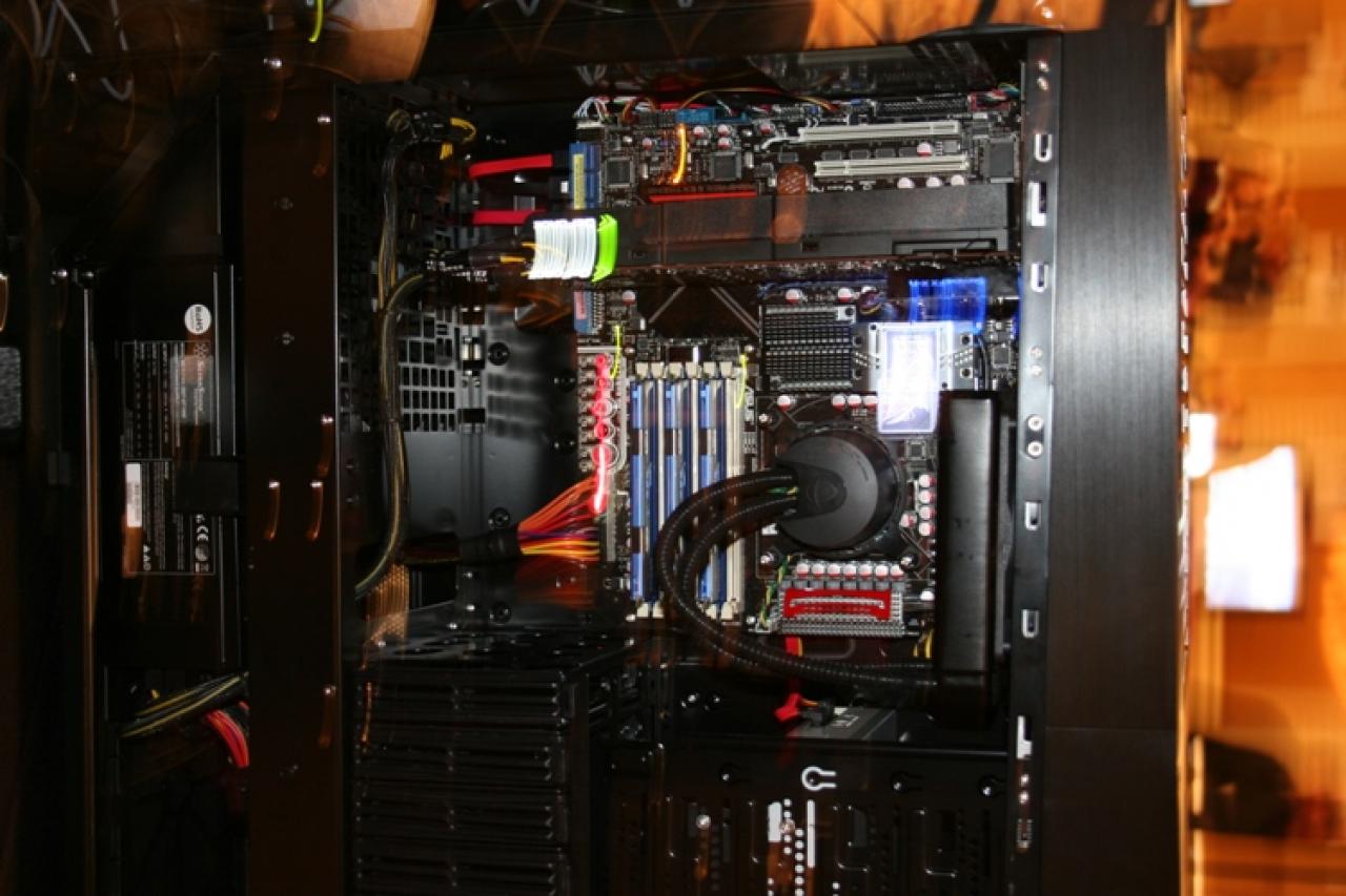 [07/01/2010] Nvidia Fermi GF100 Demosystem (1)