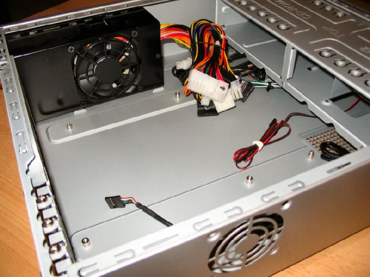 [19/01/2010] PCGHX: Lesertest des HTPC-Gehäuses LC Power LC-HT-1001S (1)