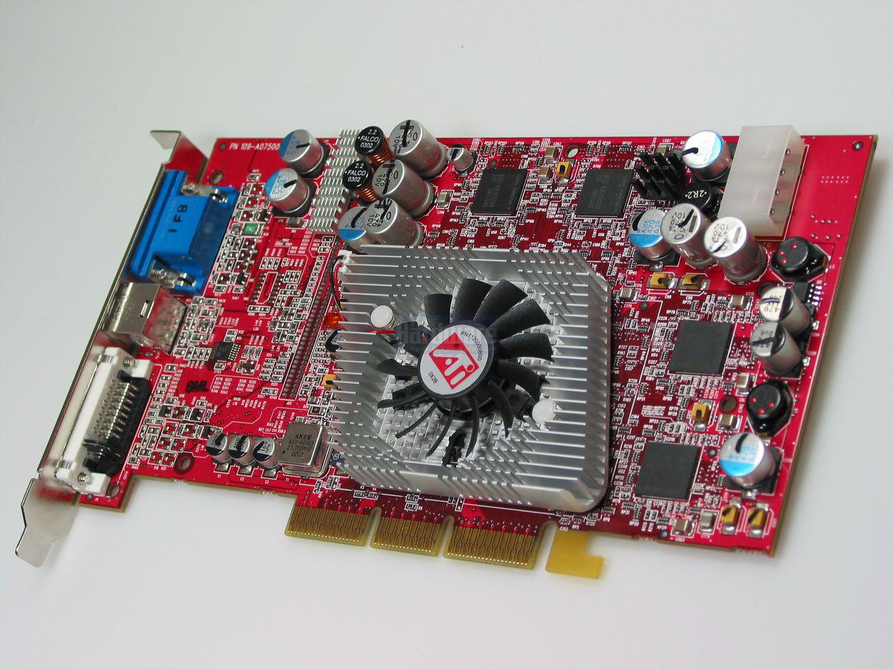 [29/01/2010] Radeon 9800 Pro: Die Radeon 9800 SE mit 256 Bit Speicherinterface hatte den etwas besonderes: Bei ihr ließen sich die Pixelpipelines freischalten, sofern sie nicht kaputt waren, und man hatte für kleines Geld einen recht schnellen Pixelbeschleuniger. Ich hatte zwar Mühe ein Modell zu finden, aber der Aufwand hat sich gelohnt (Andreas Link).