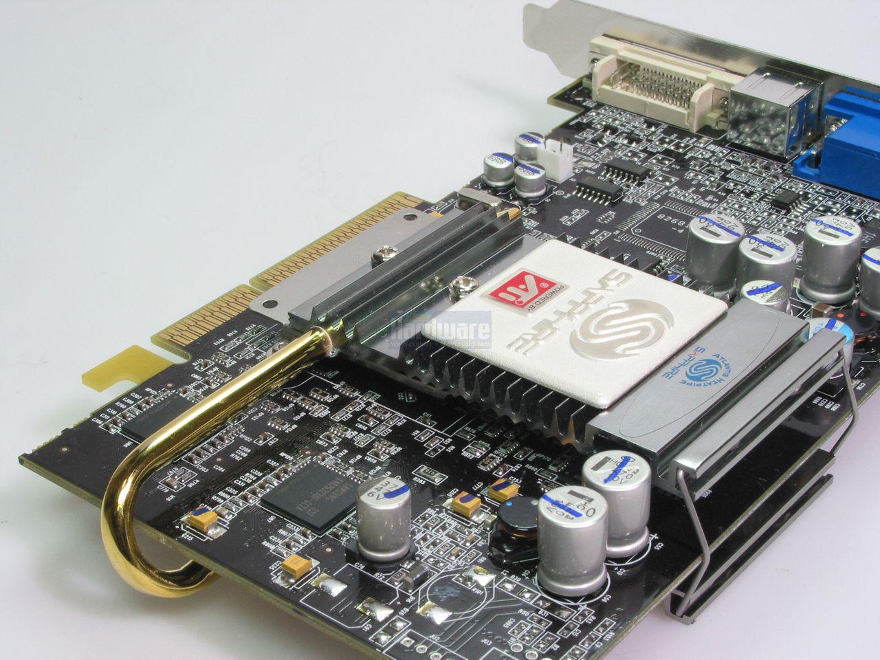 [29/01/2010] Sapphire 9600 XT Ultimate: Ein elegantes, schlankes Design mit geringer Leistungsaufnahme, welche sich sogar problemlos passiv kühlen ließ. Trotzdem war die Rohleistung dank vier Pipelines und hohem Takt von 500 MHz ausreichend, um ordentlich zu zocken. Gegen die Geforce-FX-Karten ihrer Zeit stand die Karte besonders in Shader-2.0-Spielen blended da und konnte trotz ihrer Positionierung als Mittelklasse mit der FX-5900-Reihe nicht nur mithalten (Carsten Spille).