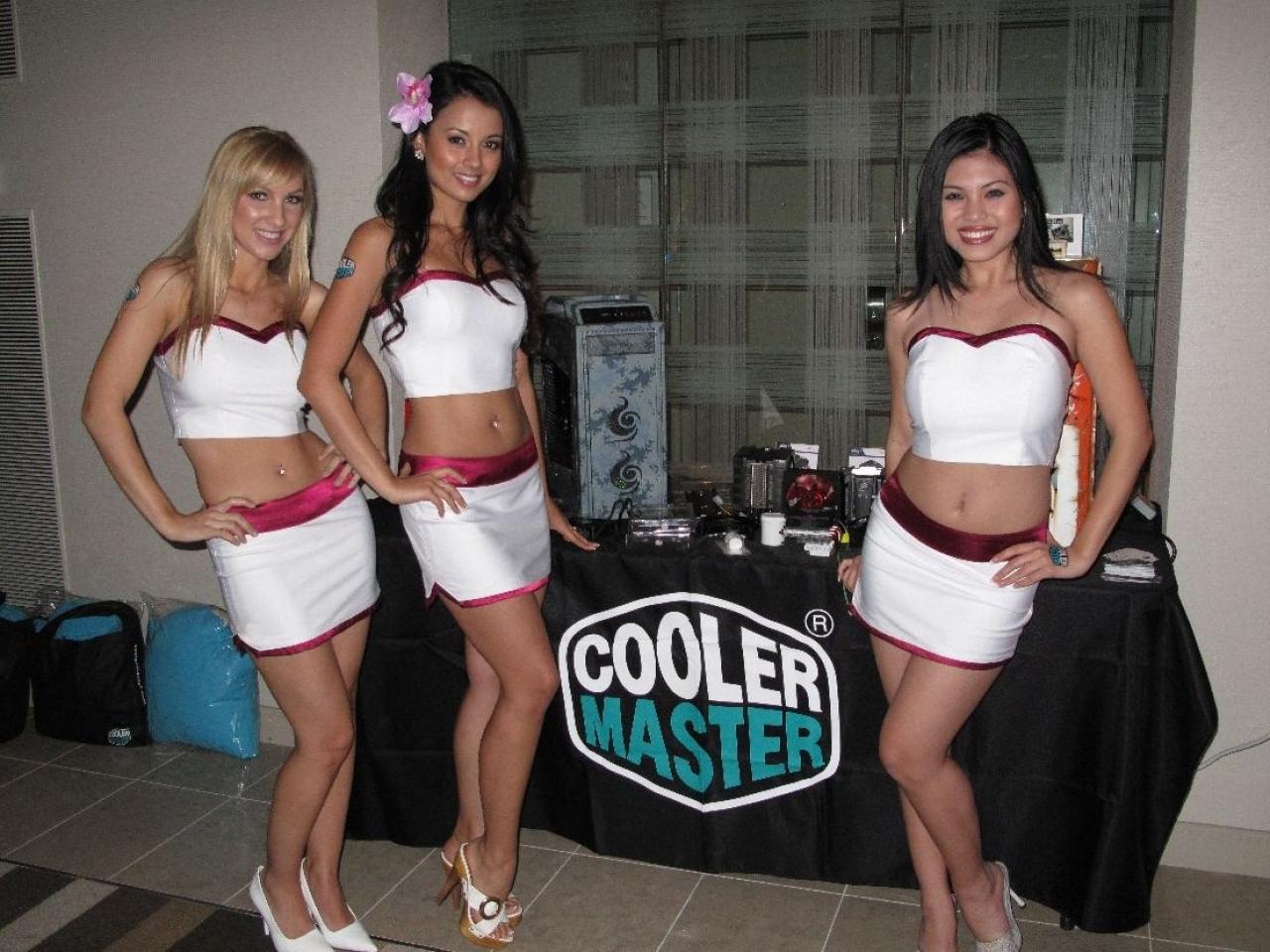 [15/01/2010] CES: Cooler-Master-Babes zeigen neue Produkte (1)