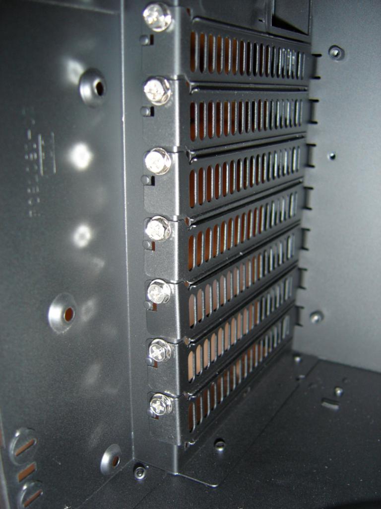 [19/02/2010] Schrauber-Projekt: Pseudo-HTPC in Schwarz/Rot-Optik (26)