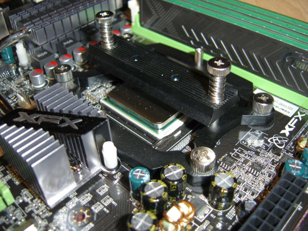 [19/02/2010] Schrauber-Projekt: Pseudo-HTPC in Schwarz/Rot-Optik (28)