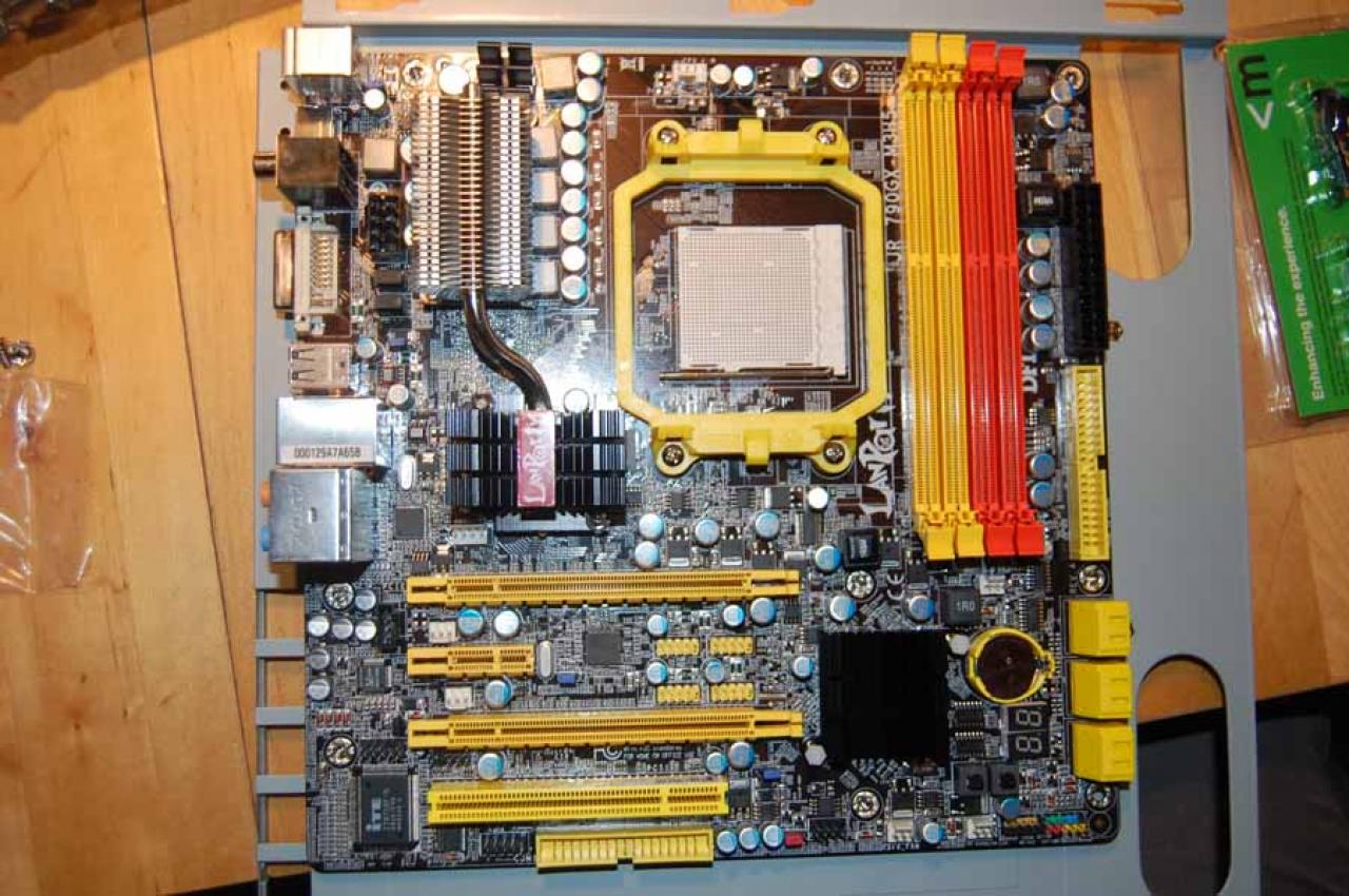 [19/02/2010] Tagebuch des Wahninns: PCGH-Casemod von NobLorRos - Update (10)