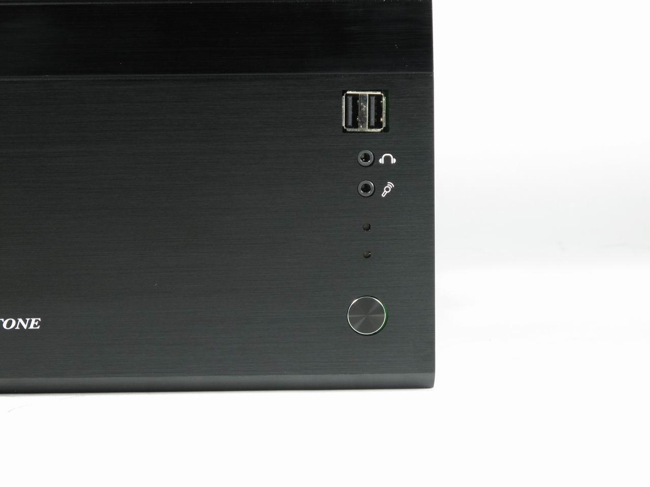 [17/02/2010] Silverstone Sugo 06: An der Aluminium-Front hat das Sugo 06 zwei USB- und Audio-Anschlüsse.
