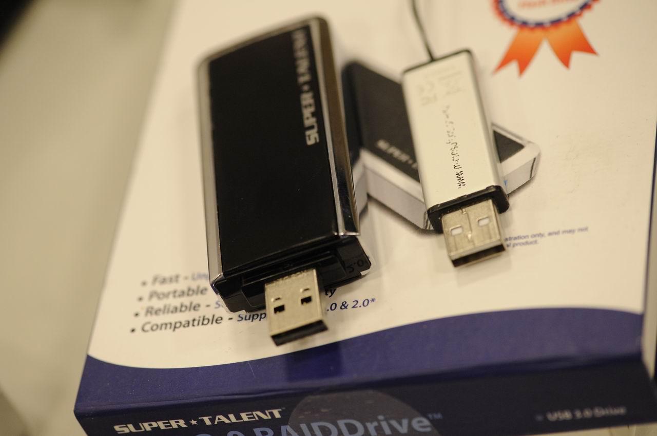 [17/02/2010] Links der USB-3.0-Stick von Supertalent - rechts ein handelsüblicher USB-2.0-Stick (2)