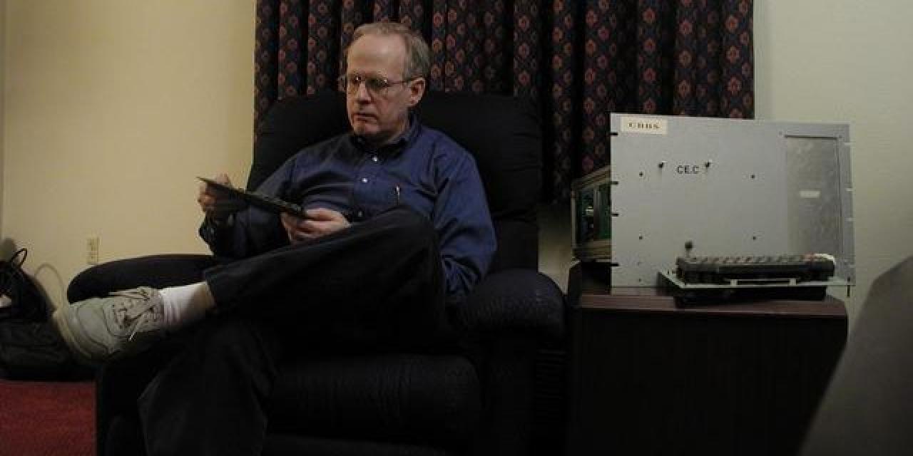 [15/02/2010] Ward Christensen neben dem Computer, auf dem das CBBS lief