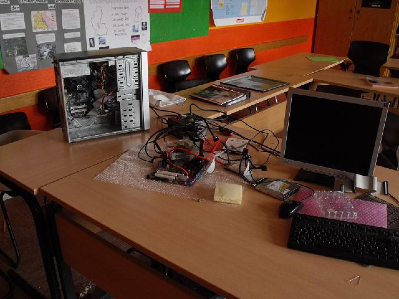 [12/02/2010] Casemodding an der Schule: Ein Multitouch-Tisch entsteht (3)