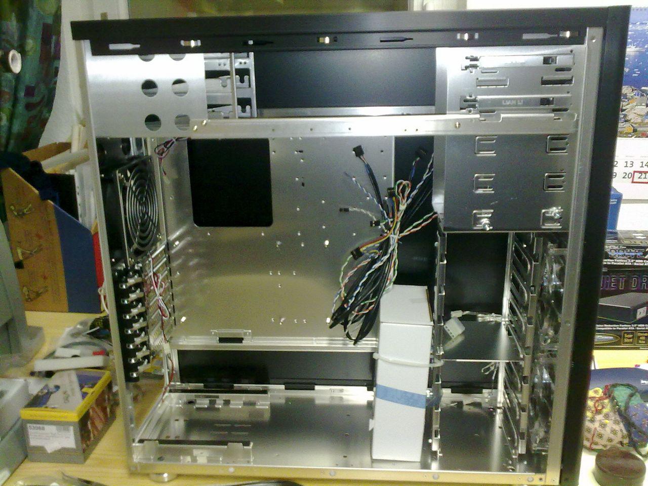 [17/02/2010] Lian-Li-Casemod in Bienen-Optik (10)