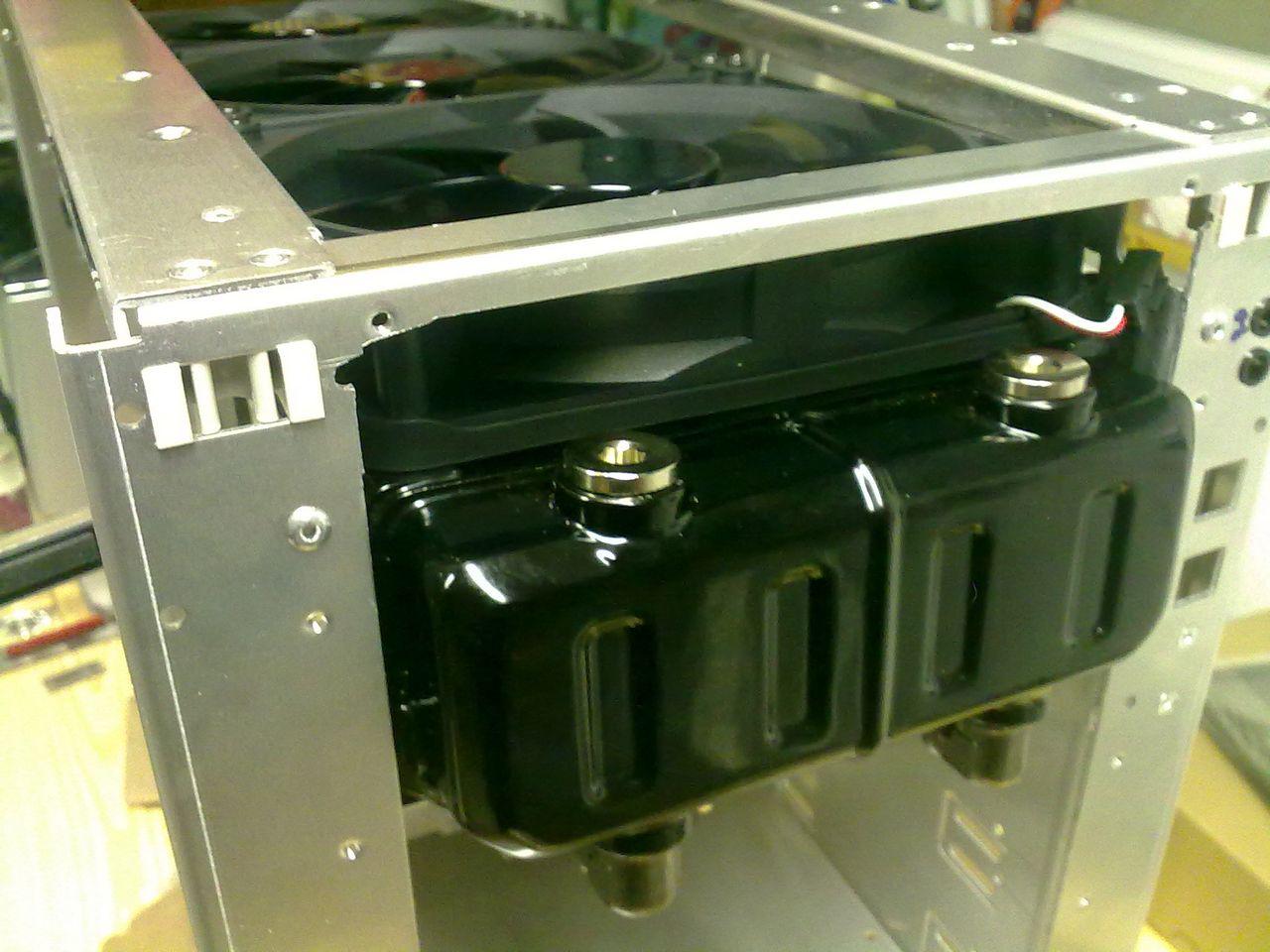 [17/02/2010] Lian-Li-Casemod in Bienen-Optik (15)